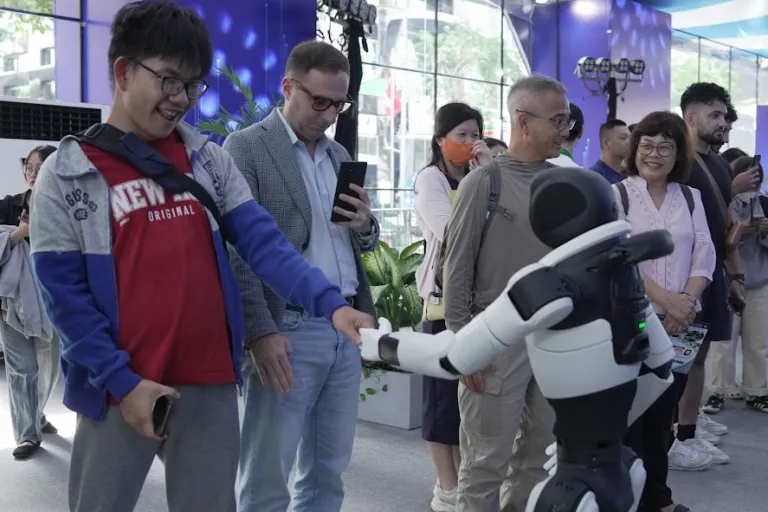 Không gian trải nghiệm robot · Hình ảnh