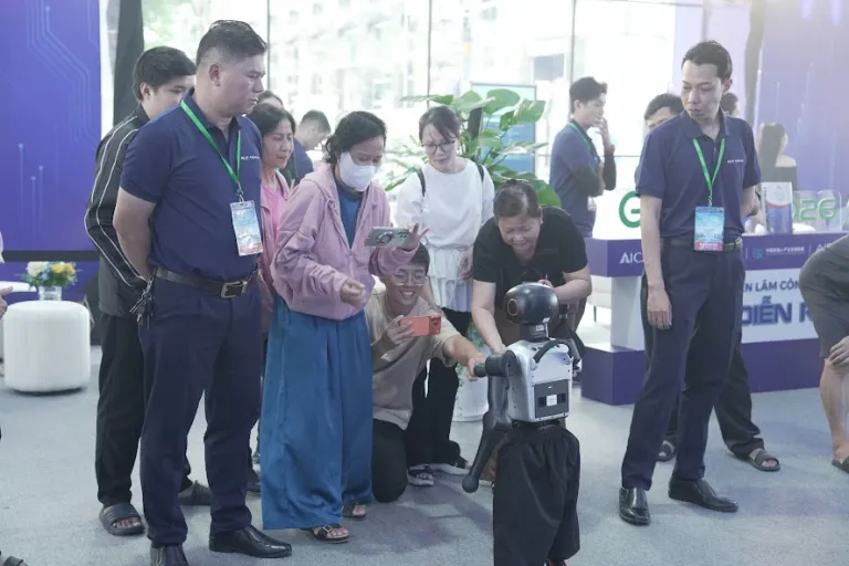 Không gian trải nghiệm robot · Hình ảnh